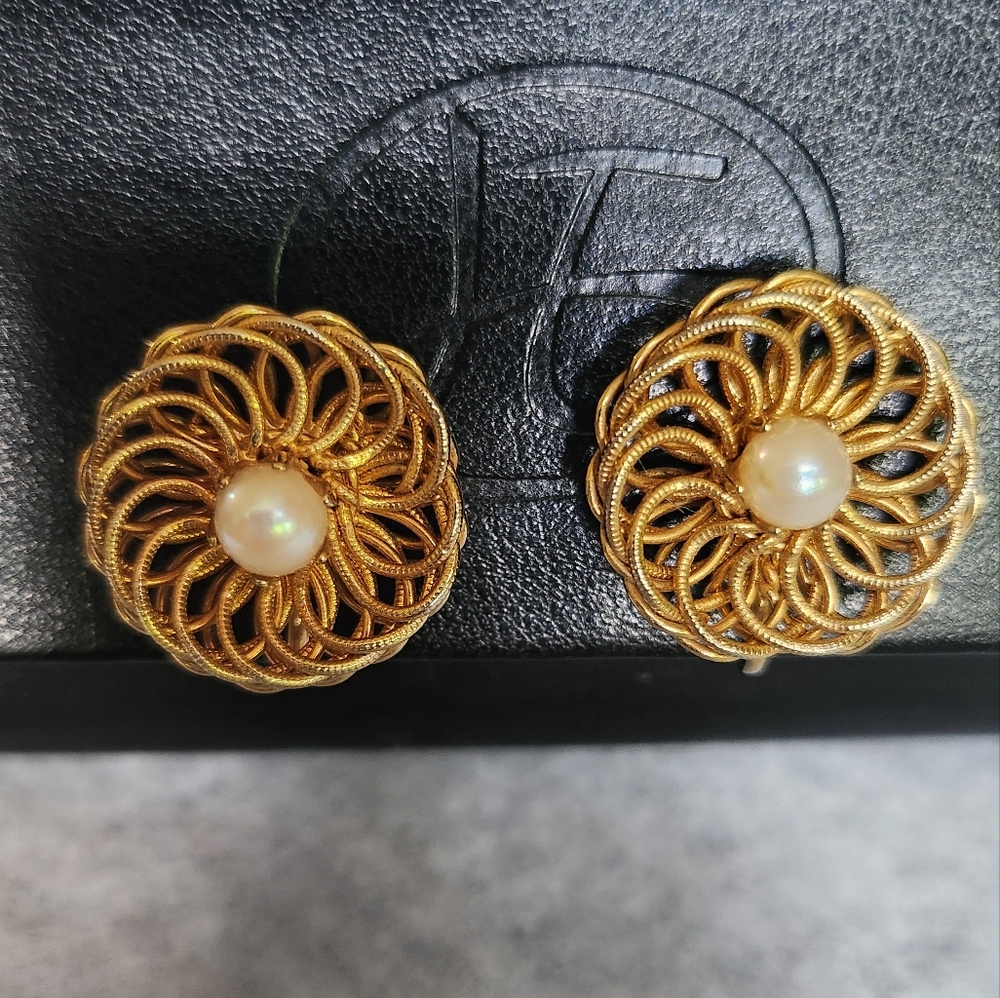 Vintage 1950s Circular Wire Woven Clip On Earrings With Faux Pearl Center Stone